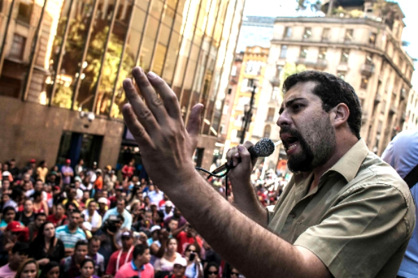 Guilherme Boulos, líder social brasileño: “La izquierda necesita unidad mundial para enfrentar una extrema derecha que ya está concertada»
