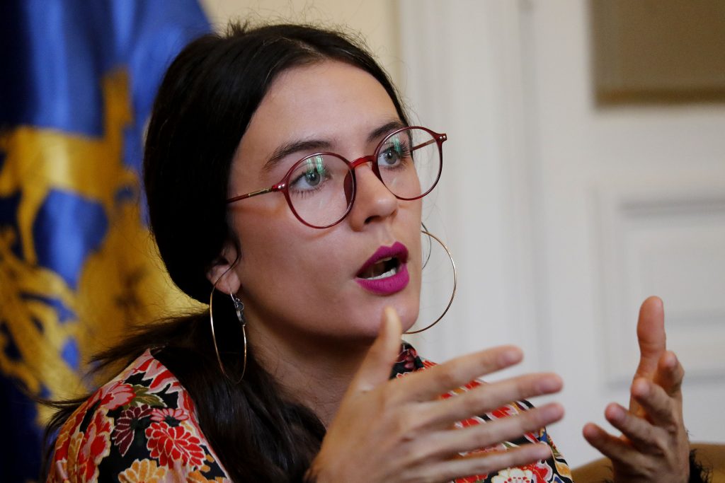 Camila Vallejo se querella contra Gonzalo de la Carrera por publicación de fake new que la vinculaba con la pedofilia