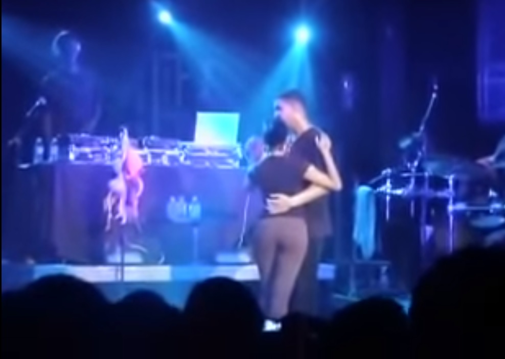 VIDEO| Difunden imágenes del rapero Drake tocando y besando a una fan menor de edad en uno de sus conciertos