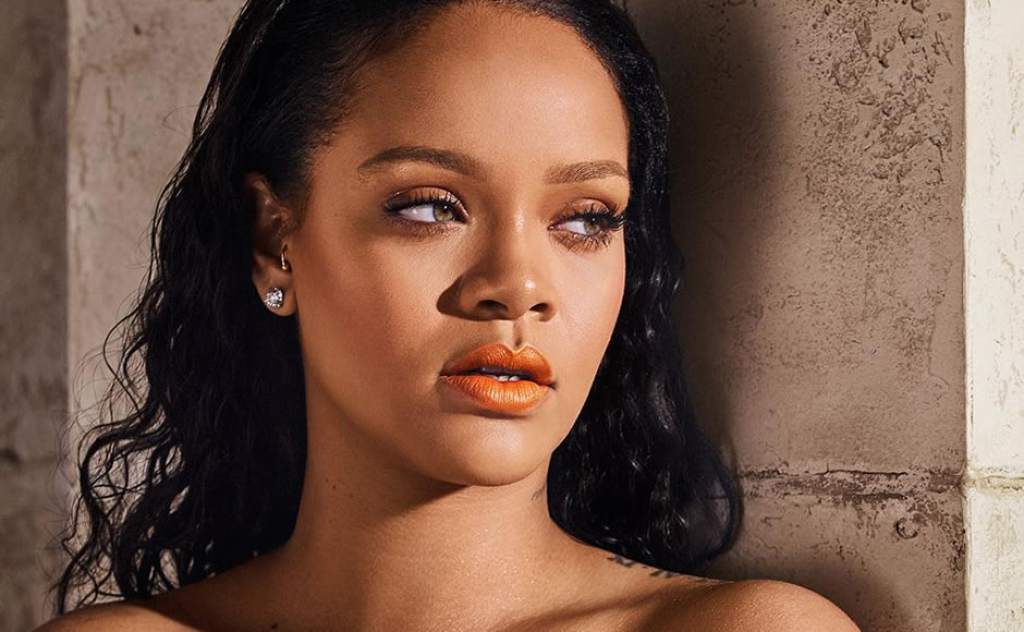 Rihanna demandó a su padre por robar su nombre para negocios personales