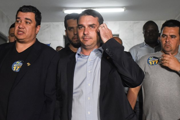 «Fuero privilegiado» detuvo la investigación: Denuncian a hijo de Bolsonaro por pagos irregulares de casi dos millones de dólares