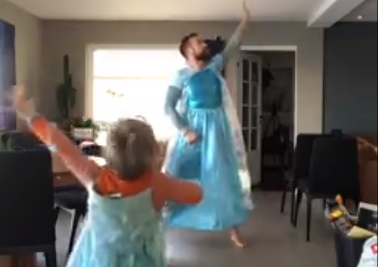 Padre se disfraza junto a su hijo y se graban haciendo baile de Frozen: «Es importante enseñarle a los niños que pueden hacer lo que quieran»