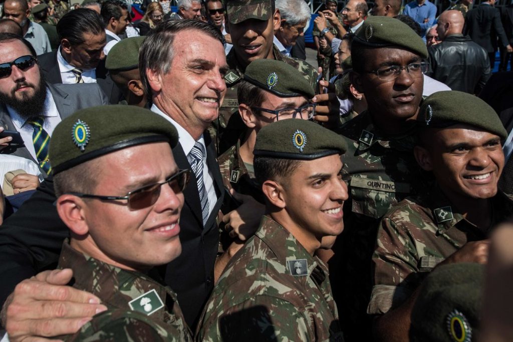 ¿Un déjà vu? Militares y jueces brasileños presionan para no entrar al sistema de AFP que propone Bolsonaro