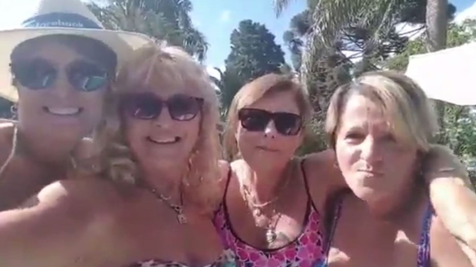 VIDEO| «¿Qué, le tenemos que gritar al teléfono?»: El divertido intento fallido de cuatro señoras al tomarse una selfie