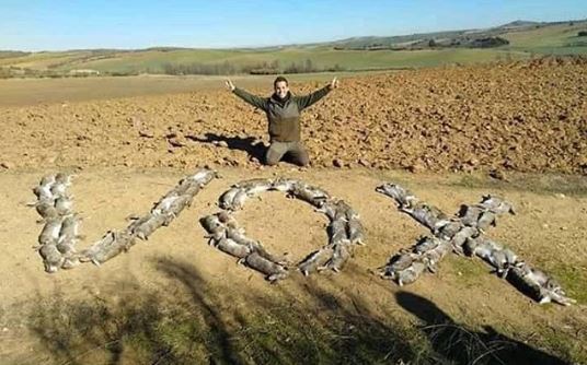 Cazadores españoles escriben «Vox» con conejos muertos como muestra de apoyo al partido de extrema derecha