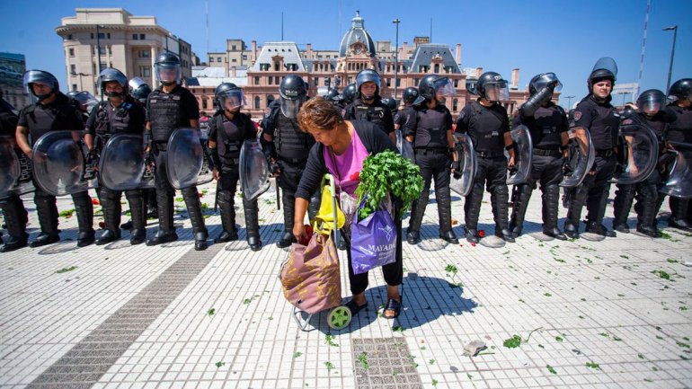 Policía Argentina reprime a feriantes y secuestra verduras que vendían a precio justo en medio de la crisis