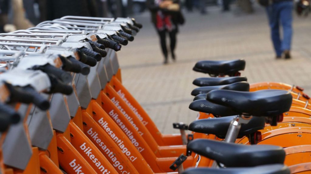 Proponen el uso de la tarjeta Bip! para arrendar bicicletas públicas en 14 comunas de Santiago