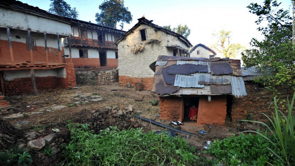 Tradición de aislar a las mujeres durante la menstruación cobra nueva víctima en Nepal: Joven de 21 años murió asfixiada en una choza