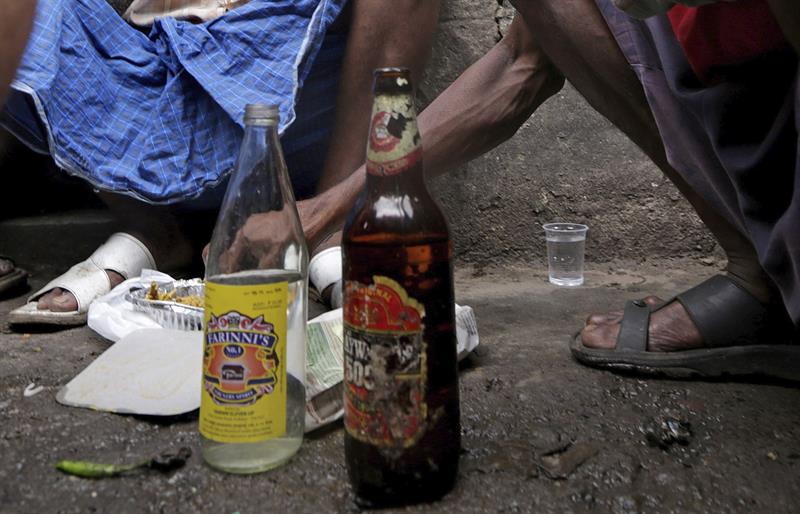 Más de 100 personas murieron en India el último fin de semana por beber alcohol adulterado