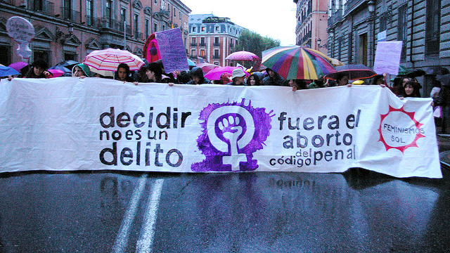 Derecha española propone derogar ley de aborto para pagar pensiones y feministas responden: «No queremos ser máquinas de parir obreros»