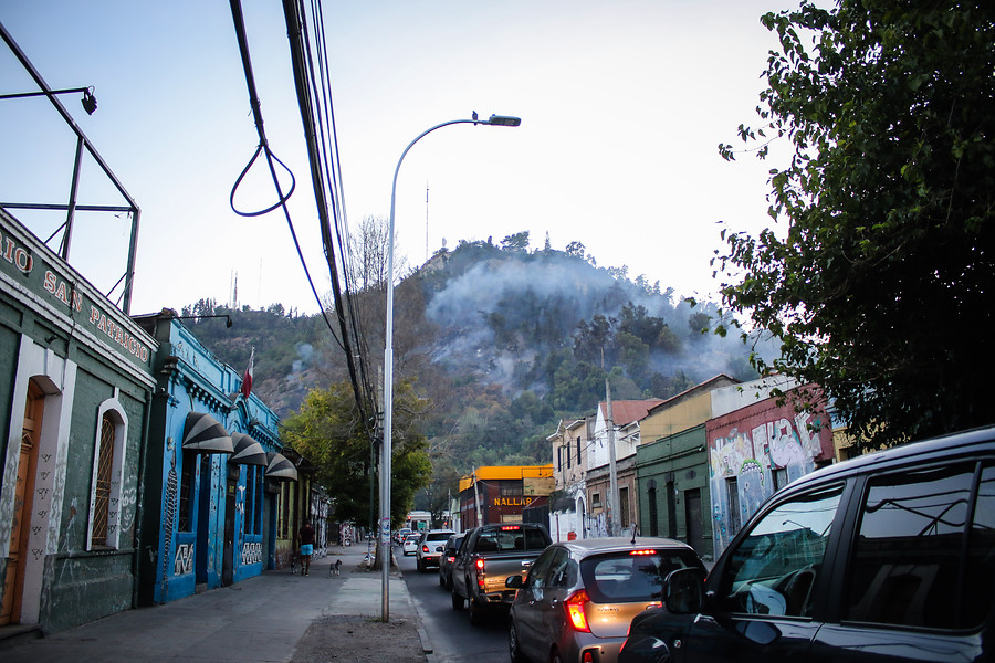 Rayados llamaron a «quemar» el lugar: Investigan posible intencionalidad en incendio que afecta al cerro San Cristóbal