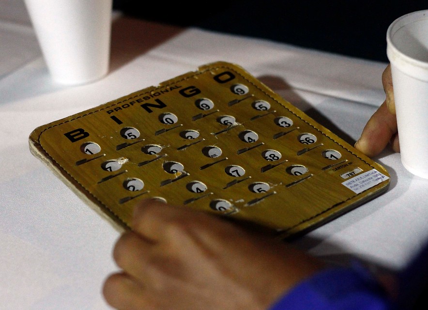 En cuatro comunas de Santiago se hacen más de 100 bingos al mes para cubrir necesidades de Salud
