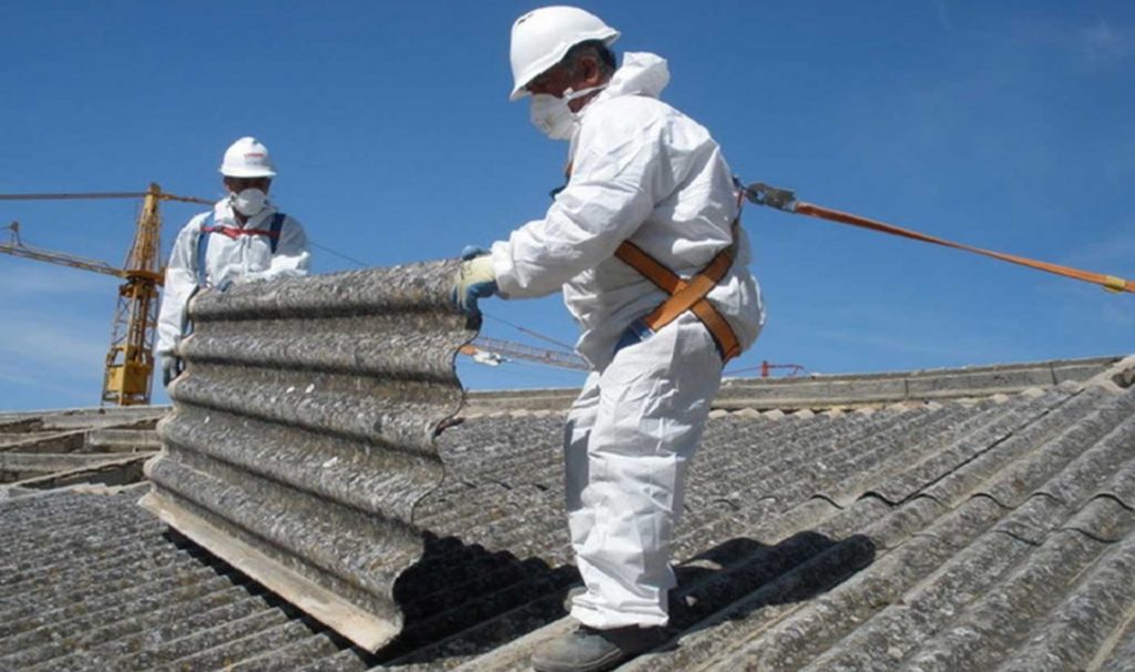 Asbesto en Chile: Minvu aún no levanta un catastro de los hogares que poseen este material en su infraestructura