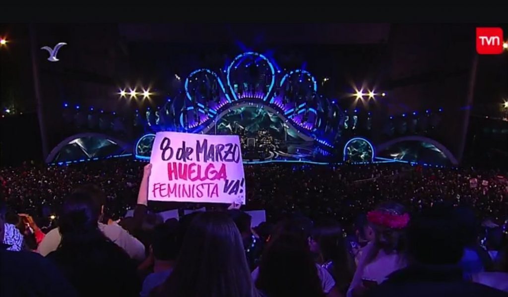«¡La huelga feminista va!»: Cartel del 8 de Marzo se cuela en la transmisión del Festival de Viña del Mar
