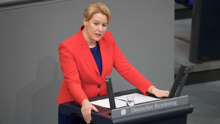 Ministra de Familia alemana es investigada por posible plagio de su tesis doctoral