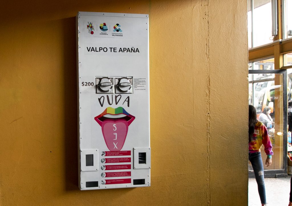«Valpo te apaña»: Dispensador de condones del terminal Rodoviario causa furor