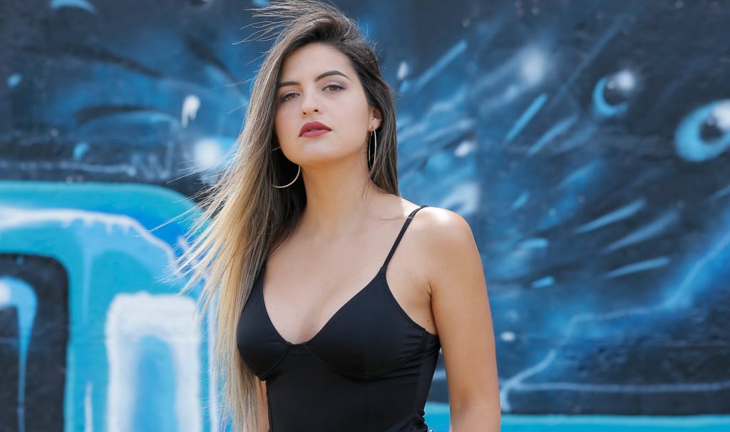 Maca del Pilar estrena single y videoclip «Descarao» junto a Bronko Yotte