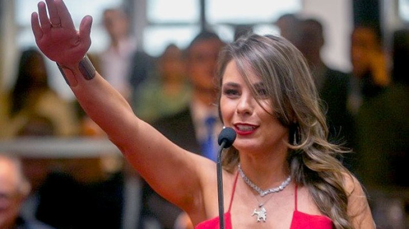Diputada brasileña es criticada y acosada por vestir escote en toma de posesión: Anunció que iniciará acciones legales