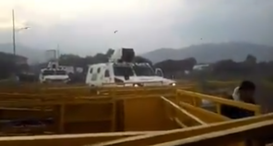 VIDEO| Fotógrafa chilena fue atropellada por tanqueta de «militares venezolanos» desertores