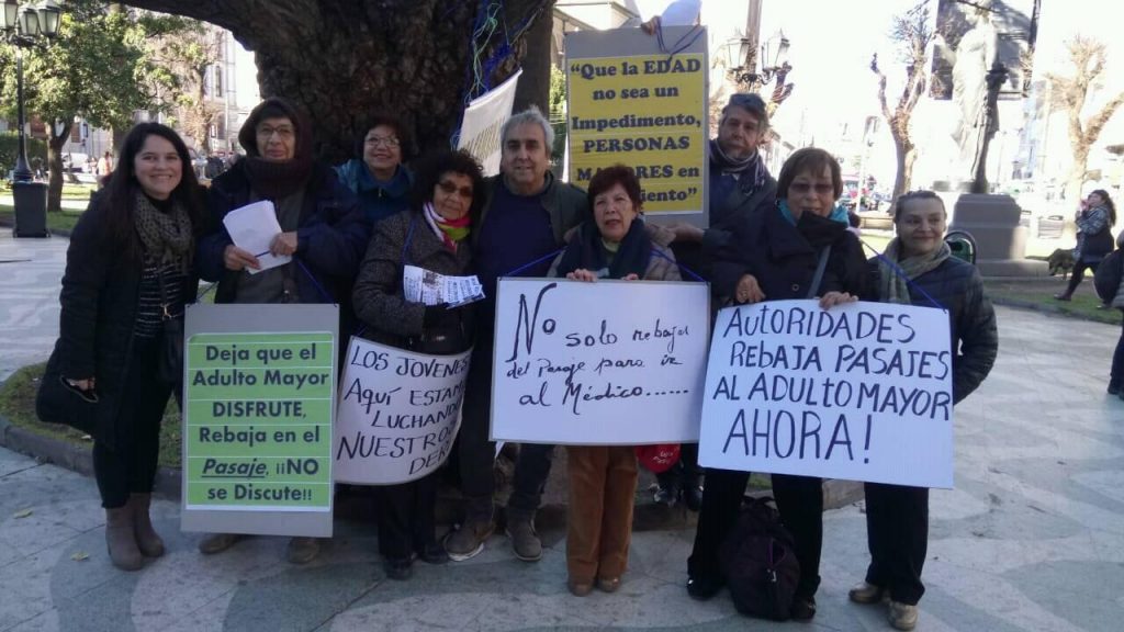 Adultos mayores de Valparaíso siguen movilizados por rebaja en el transporte público