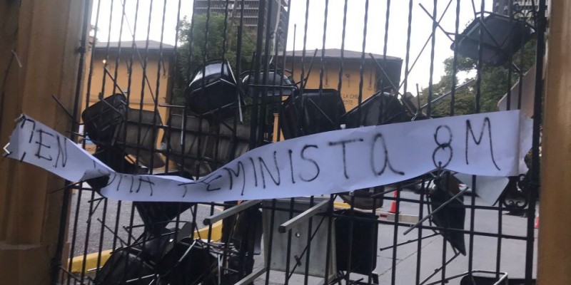 «En toma feminista 8M»: Mujeres inician ocupación de la Facultad de Arquitectura de la Universidad de Chile a un día de la huelga
