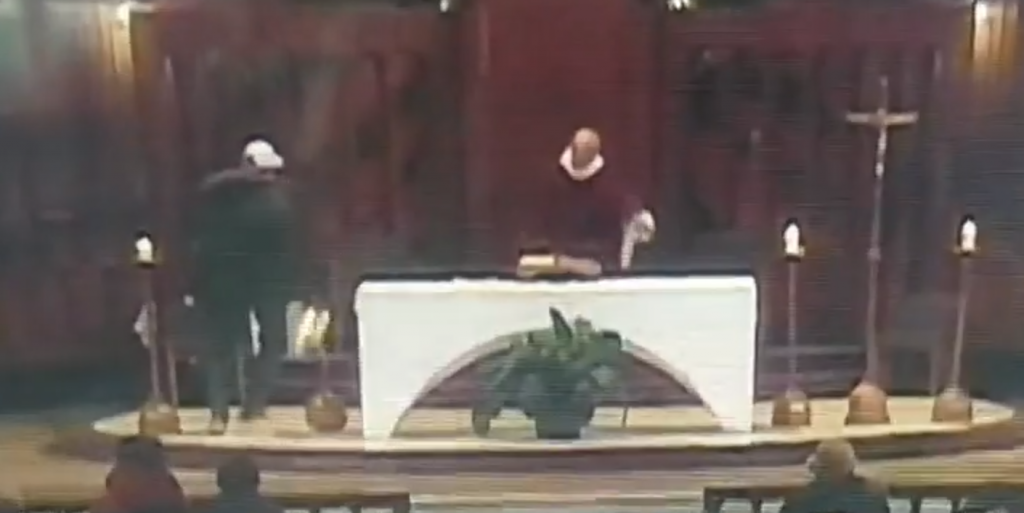 VIDEO| Apuñalan a sacerdote durante una misa en Montreal