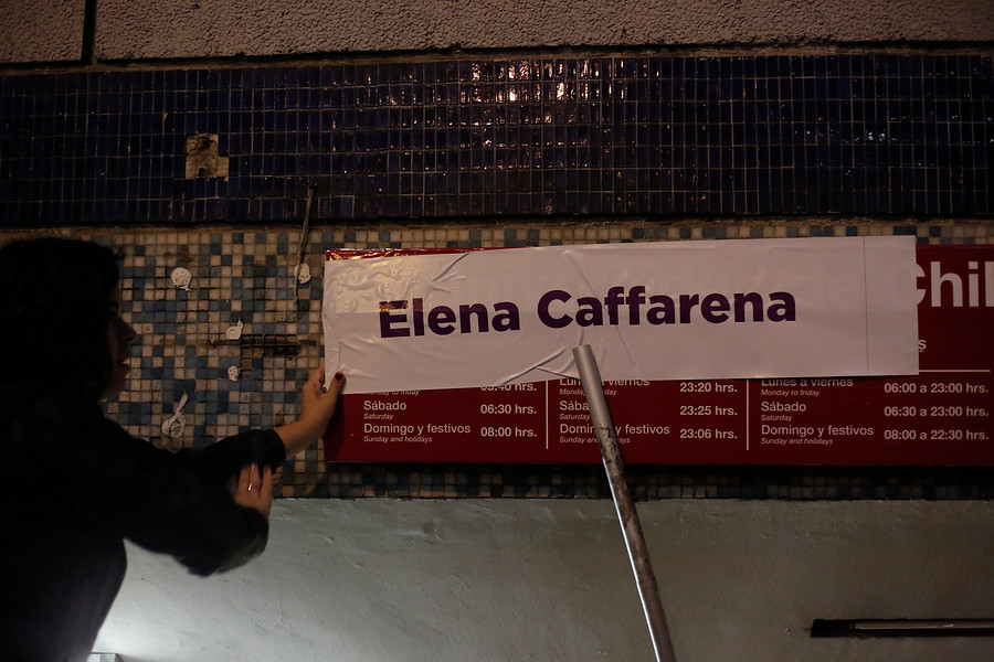 En la previa del #8M: Mujeres agitan el Súper Lunes feminista cambiando los nombres de las estaciones de Metro