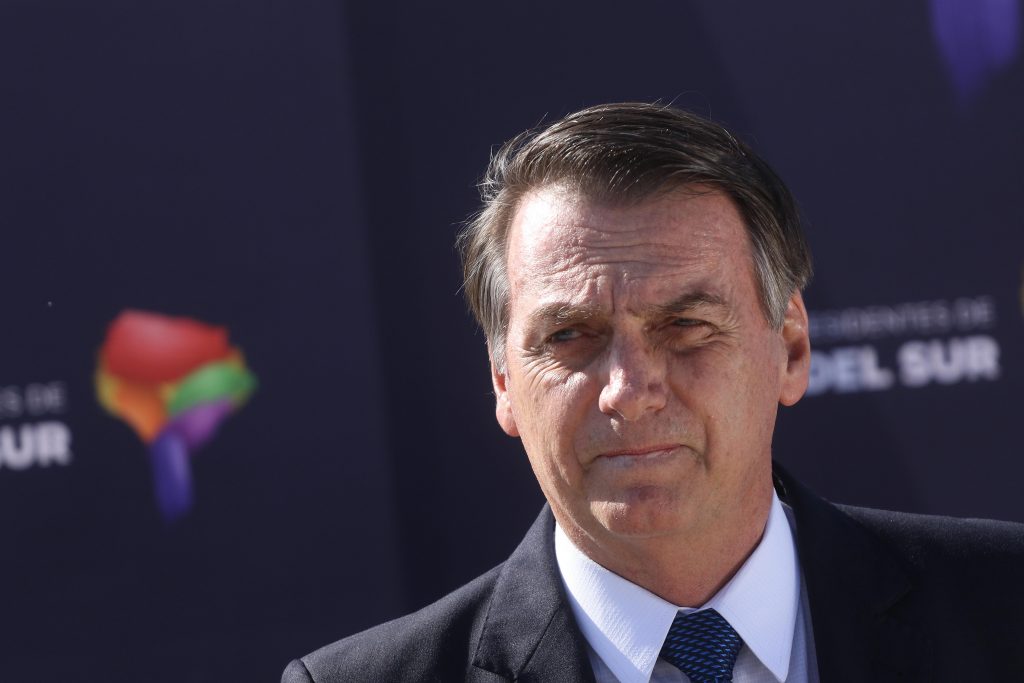 Bolsonaro se pasea por las calles de Brasil desautorizando a su ministro de salud