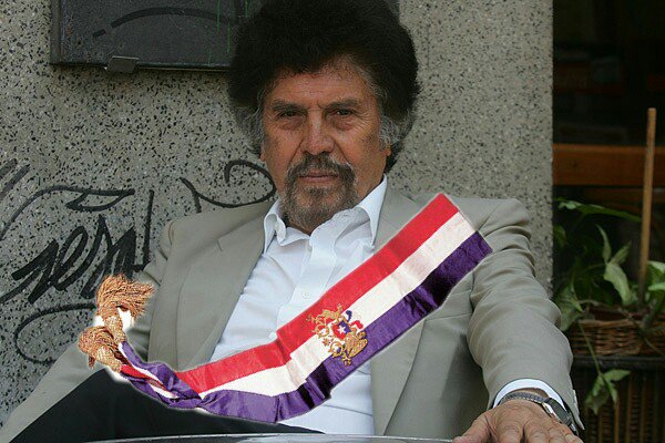 Compadre Moncho aprovecha las pifias a Piñera en show de Paul McCartney y se declara «presidente encargado» de Chile