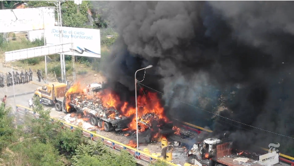 Reportaje del NY Times afirma que camiones de ayuda humanitaria fueron quemados por partidarios de Guaidó