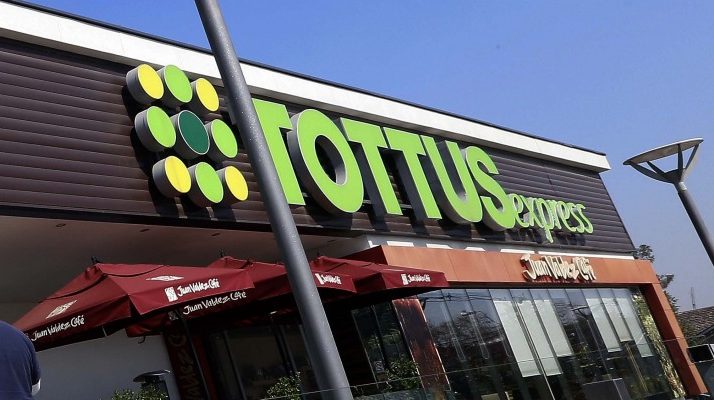 «Se están echando a perder las mujeres»: Pareja de lesbianas sufre episodio de discriminación por guardia de Tottus