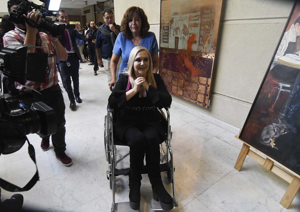 «El pie izquierdo se me fue más a la izquierda»: Pamela Jiles sufre accidente en el Congreso