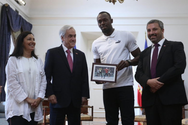 FOTO| La cara del atleta lo dice todo: Piñera le regala un meme a Usain Bolt