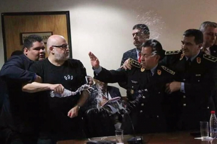 VIDEO| Senador se descontrola, lanza agua y vasos a comisario de la policía en plena sesión