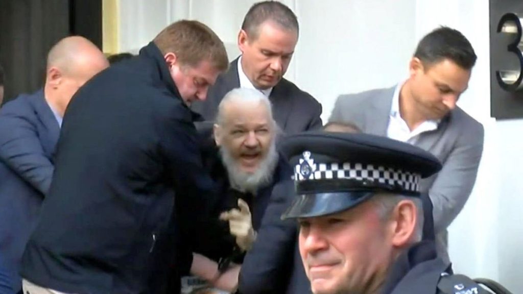 Gobierno de Ecuador entrega a Julian Assange a la policía inglesa
