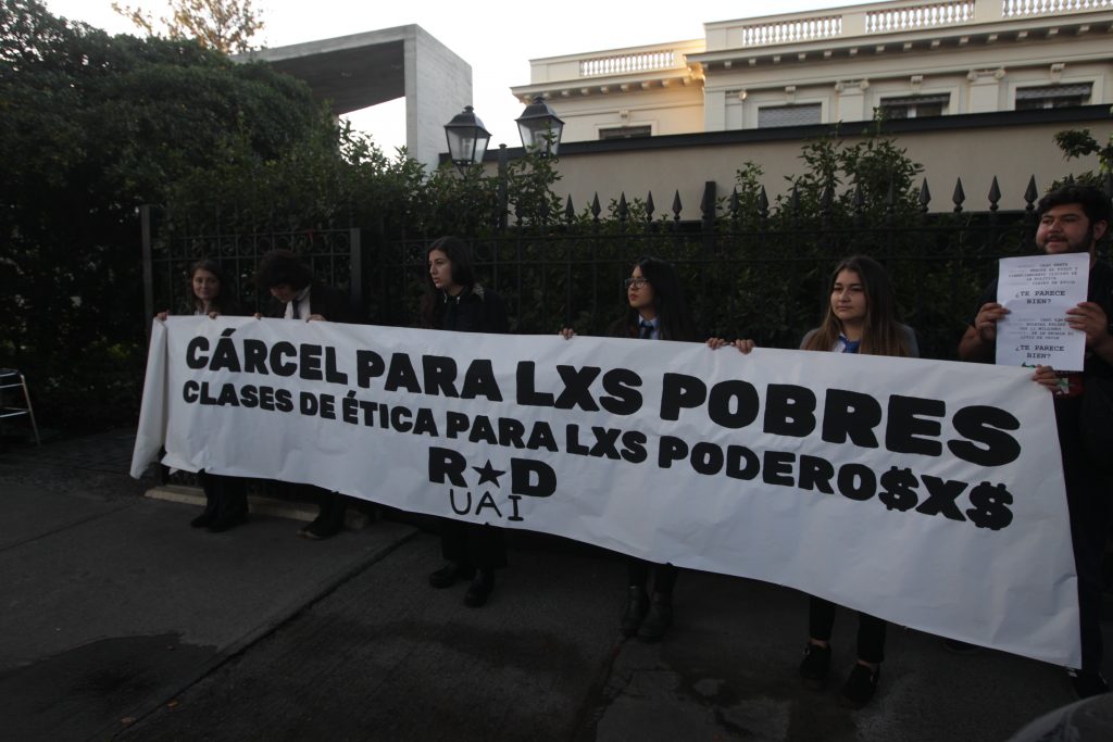 “Cárcel para pobres, clases de ética para poderosos”: Protestas contra Délano y Lavín en la UAI