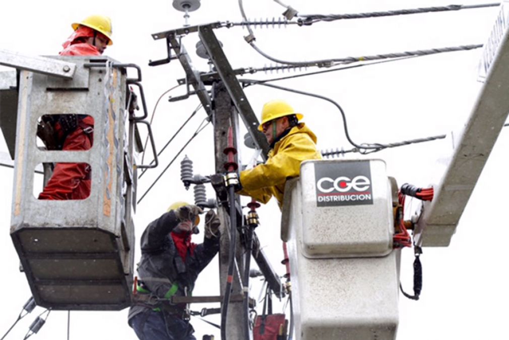 Los peligros que enfrenta la mayor distribuidora eléctrica de Chile