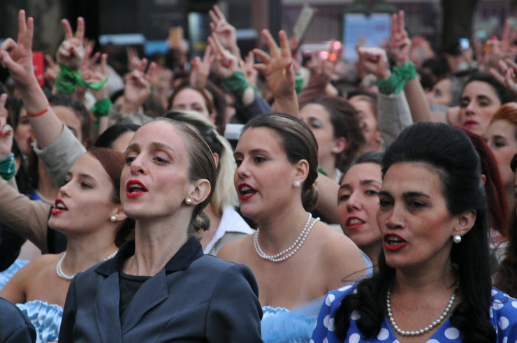 Con pañuelos verdes y cantos contra Macri: Mujeres homenajearon a Eva Duarte de Perón a un siglo de su nacimiento