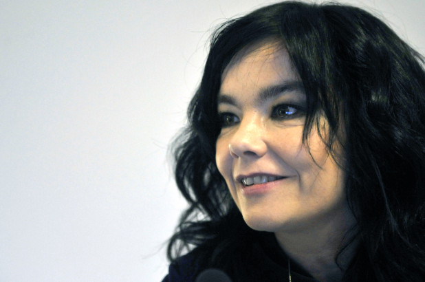 Será ley: Björk exhibe su pañuelo verde y se suma a la campaña por la despenalización del aborto en Argentina