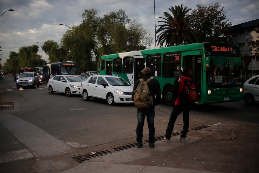 Capitalinos demoran casi dos horas en llegar al trabajo desde comunas como La Pintana, Lo Espejo y Quilicura