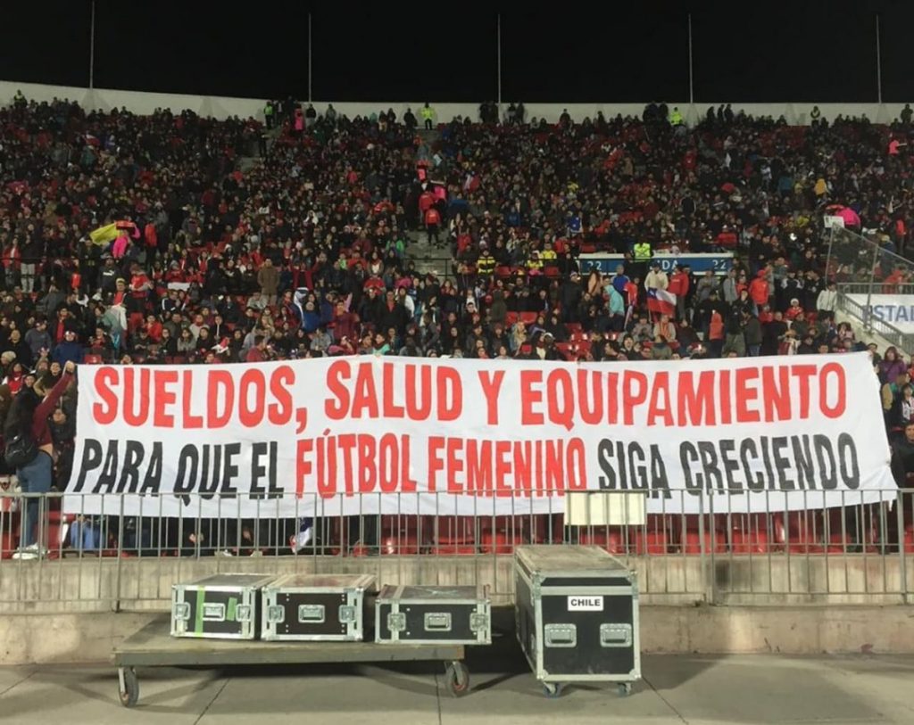 “Sueldos, salud y equipamiento, para que el fútbol femenino siga creciendo”: lo que dijeron las tribunas 1 a 1 de la Roja Femenina ante Colombia