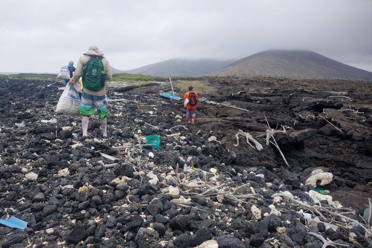 No existe un solo lugar en las Galápagos libre de plástico