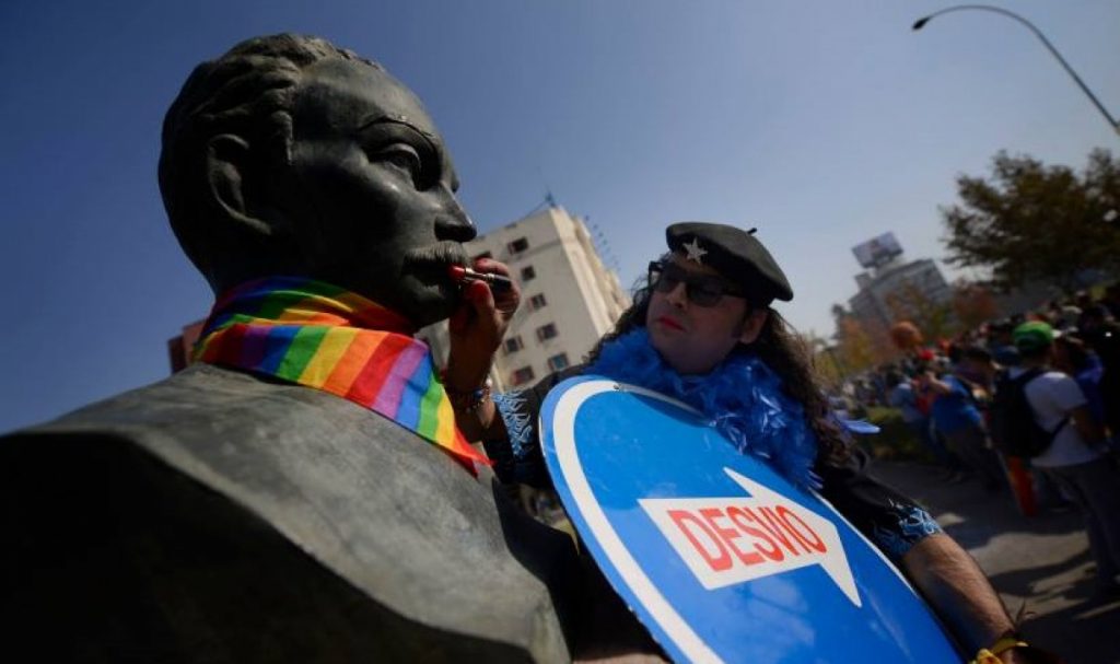 Así reaccionó la prensa de derecha cubana a imagen del Che de los Gays maquillando estatua de Martí