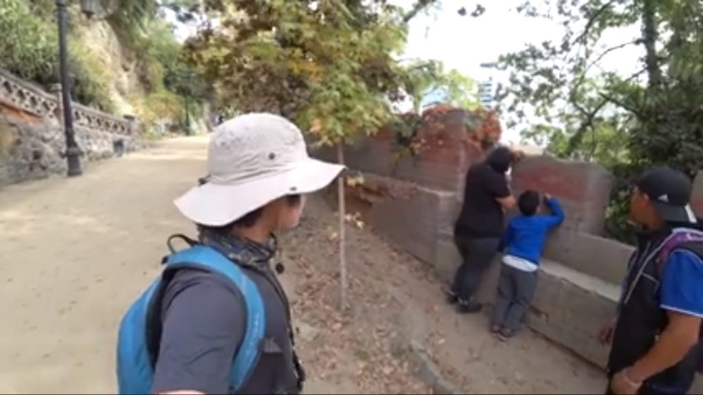VIDEO| Turista coreano se sorprende al ver a familia que rayaba el Cerro Santa Lucía: «Educan a sus hijos de esa manera»