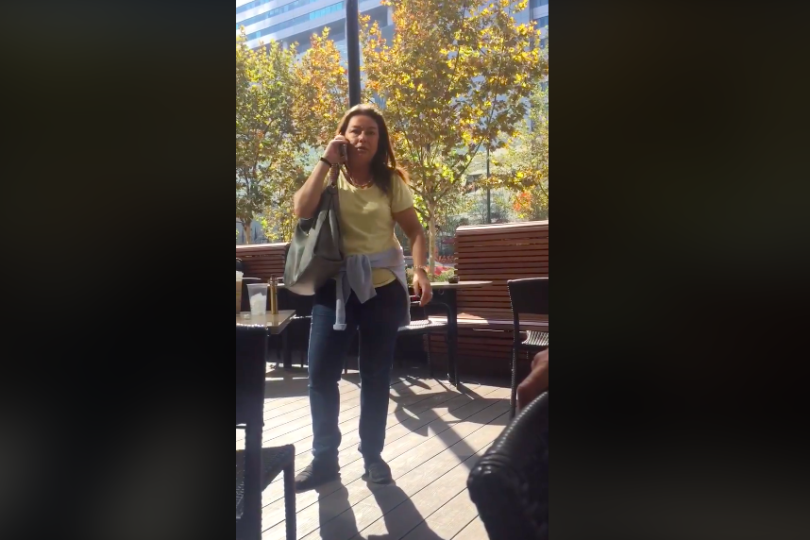 VIDEO| “Estay puro gastando aire”: La respuesta de la joven a la mujer que le arrojó un café al rostro y la trató de “cara de india” en Starbucks