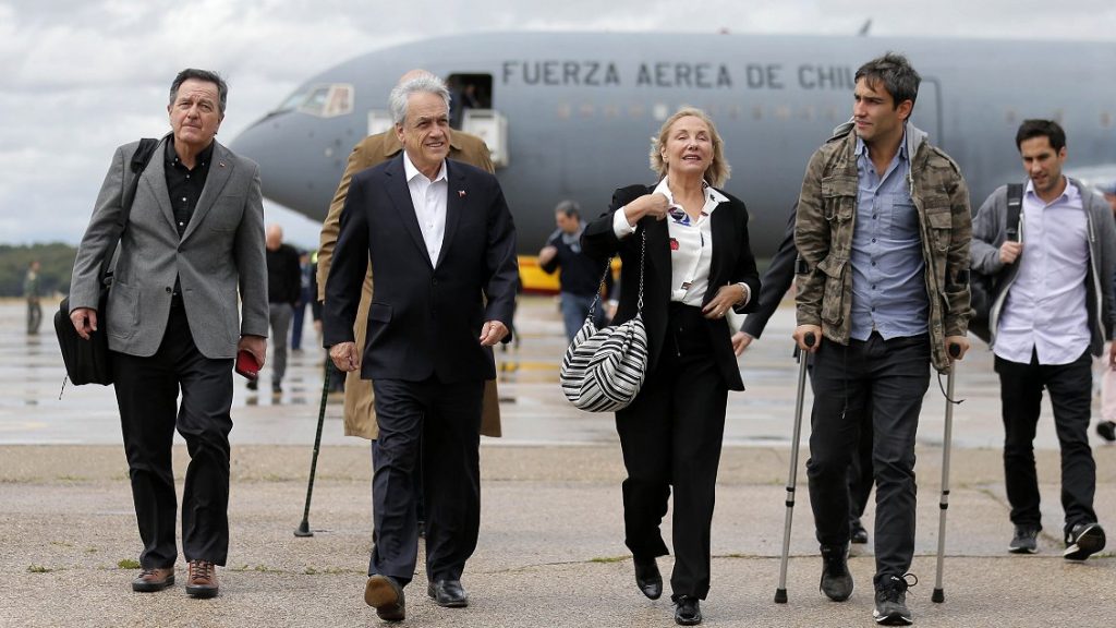 Gobierno defiende que viaje de hijos de Piñera “cumplió todas las normas”, pero dictamen de Contraloría señala que no existía regulación