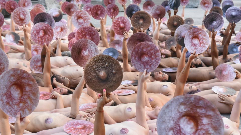 Realizan protesta frente a la sede de Facebook en Nueva York contra su política de censura a desnudos