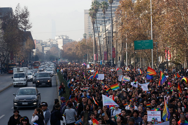 Más de 100 mil personas colmaron las calles de Santiago en Marcha del Orgullo 2019