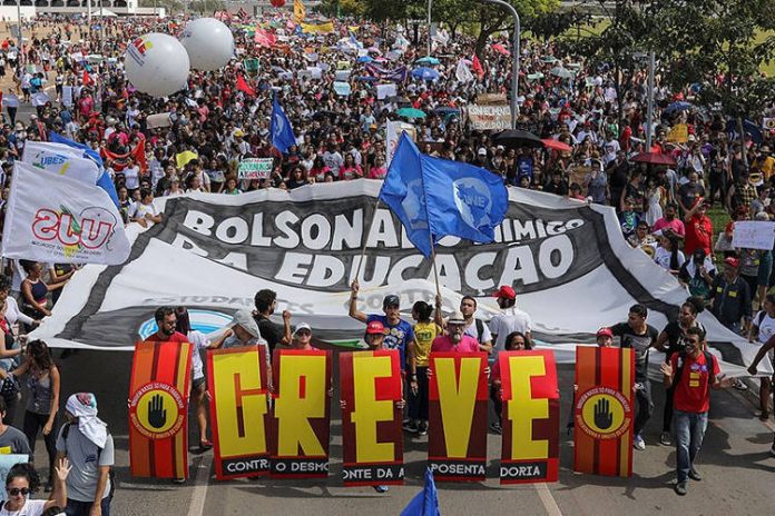 45 millones de trabajadores se sumaron a la primera huelga general en contra de Bolsonaro