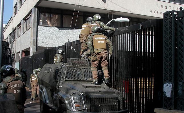 Asedio policial contra el Instituto Nacional